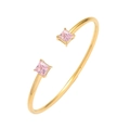 Detail van gouden open armband met twee roze prinsesgeslepen zirkonia-stenen - Goud met roze zirkonia (TT0407)