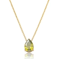 Gros plan sur un collier doré avec pendentif goutte d'eau en zircon vert émeraude poli - Collier-Jaune Citron(T0388)