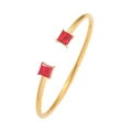 Elegante gouden open armband met vierkante rode zirkoonstenen en een minimalistisch design - Goud met rode zirkonia (TT0406)