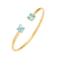 Detailopname van een gouden open armband met vierkante blauwe zirkonia stenen - Goud met hemelsblauwe zirkonia (TT0405)