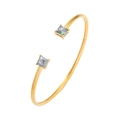 Detail eines vergoldeten Armreifs mit quadratischen irisierenden Kristallen im Minimal-Design - Gold mit irisierendem Zirkonia (TT0403)