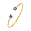 Detaillierte Makroaufnahme eines Goldarmreifs mit zwei blauen Zirkoniasteinen im Quadratschliff - Gold mit dunkelblauem Zirkonia (TT0402)
