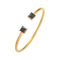 Details eines goldenen offenen Armreifs mit zwei quadratischen schwarzen Edelsteinen - Gold mit schwarzem Zirkonia (TT0401)