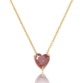 Makroaufnahme einer roten Herz-Zirkon-Halskette mit Goldkette und Krappenfassung-Detail - Rote Zirkonia Herz Anhänger Halskette (T0379)