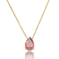 Vue macro du pendentif en pierre rouge poire avec chaîne dorée et reflet miroir élégant - Collier-Rouge Rubis(T0393)