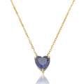 Detaillierte Nahaufnahme eines blauen Herz-Edelsteinanhängers an einer goldenen Kette - Dunkelblaue Herz Anhänger Halskette (T0382)