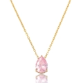 Gros plan du pendentif en zircon rose en forme de poire avec sa chaîne dorée - Collier-Rose Clair(T0394)