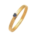 Details eines goldenen Tubogas-Armbands mit einem tiefblauen herzförmigen Edelstein - Dunkelblaues Herz Elastisches Armband (TT0398)