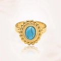 Primer plano detallado de un anillo vintage dorado con piedra turquesa azul y cuentas finas - Estilo Rayo de Sol Punteado Ovalado (J0477)