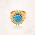 Detalle de anillo vintage de acero dorado con piedra turquesa y grabado de sol - Estilo Girasol Tallado en Engranaje (J0473)