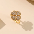 Detailweergave van de draaiende klavervier ring met witte zirkonia stenen in goudkleur - Roterende Hart Ring (J0013)