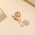 Verstellbarer goldener Ring mit gelbem Katzenaugenstein und Zirkonia-Mikropflasterung - Gold