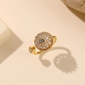 Detailansicht des rotierenden goldenen Rings mit Zirkonia-Mikropavé und Sonnenstrahl-Design - Gold