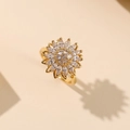 Makroansicht des goldenen Sonnenblumenrings mit marquise-geschliffenen Zirkonia - Goldener Sonnenblumen-Rotierstil (J0034) / Gold
