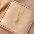 Macro di una collana con ciondolo lettera J dorata con pavé di zirconi cubici - Letter J (X4205)