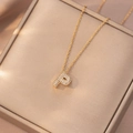 Dettaglio ravvicinato della collana d'oro con ciondolo a lettera P tempestato di zirconi - Letter P (X4211)
