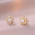Gros plan de boucles d'oreilles fleurs dorées avec zircons étincelants marquise et carrés - Boucles d'Oreilles en Zircone Rotatif Doré