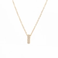 Dettaglio di una collana dorata con pendente rettangolare con pavé di zirconi cubici - Letter I (X4204)