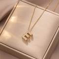 Detailansicht des goldenen Buchstaben-Anhängers E mit Zirkonia-Steinen auf der Kette - Buchstabe E