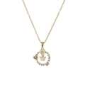 Detalle de collar dorado con colgante de mariposa, gemas púrpuras y diseño corazón - Mariposa Blanca de Esmalte Redonda Dorada (X4315)