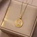 Nahaufnahme der goldenen Titanhalskette mit funkelndem Zirkon-Buchstabe-A-Anhänger - Gold - Buchstabe A