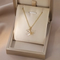 Detailaufnahme des goldenen Mond-Schmetterling-Anhängers mit Zirkon in einer Geschenkbox - Gold Mond Schmetterling Perlmutt Stil (X4359)