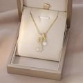Elegante goldene Schmetterlingskette mit weißem Zirkon und Perle in einer Schmuckdose - Gold Schmetterling Perle Stil (X4386)