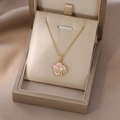Pendentif fleur en émail rose avec cristaux fins dans son écrin de luxe champagne - Style Fleur Émail Rose Blanc Or (X4363)