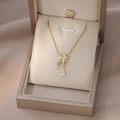 Elegante goldene Titankette mit Schmetterling und Zirkon-Anhänger in einer Schmuckschatulle - Gold Schmetterling Rund Zirkonia Stil (X4389)