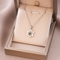 Elegante Hexagramm-Halskette mit dunkelrotem Edelstein und Zirkonia in einer Geschenkbox - Silberfarben Rote Muschel Halskette (X4417)