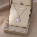 Vue détaillée d'un pendentif fleur en émail rose serti de zircons dans son écrin chic - Style Fleur Émail Rose Argent (X4362)