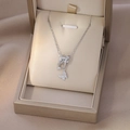 Dettaglio del ciondolo a farfalla in argento con zirconi su un portagioie in seta - Stile Farfalla Zirconia Argento (X4394)
