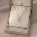 Detailansicht einer goldfarbenen Halskette mit Zirkonanhänger in einer Premium-Geschenkbox - Gold Halbmond Zirkonia Stil (X4388)
