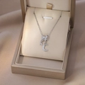 Dettaglio macro della collana con ciondolo luna e stella in argento in una scatola regalo - Stile Mezzaluna Zirconia Tonda Argento (X4395)