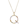 Vue détaillée du pendentif lettre Q doré orné de cristaux multicolores taille baguette - Lettre Q Dorée Colorée