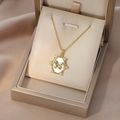 Goldene Schmetterlingskette mit Zirkon und Perlmutt Einlage in einer eleganten Geschenkbox - Gold Oval Schmetterling Perlmutt Stil (X4360)