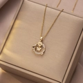 Elegante gouden titanium stalen vlinderketting met zirkoon halo en parelmoer detail - Gouden Parelmoer Vlinder Hart Stijl (X4315)