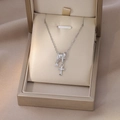 Dettaglio della collana con luna e farfalla in zircone argento in scatola di velluto beige - Stile Croce Zirconia Quadrata Argento (X4391)