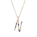 Détail macro du collier en titane doré avec pendentif N et pierres baguette colorées - Lettre N Dorée Colorée