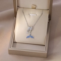 Detail eines blauen Fischschwanz-Anhängers mit Zirkonia-Steinen in Geschenkbox - Silber Blau Fischschwanz Stil (X4387)
