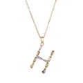 Vue détaillée d'un collier pendentif lettre H doré serti de pierres précieuses multicolores - Lettre H Dorée Colorée