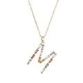 Vue macro détaillée du collier lettre M doré orné de pierres précieuses colorées et brillantes - Lettre M Dorée Colorée