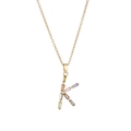 Détail de pierres baguette colorées sur le pendentif K avec chaîne en acier titane doré - Lettre K Dorée Colorée