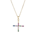 Vue macro d'un pendentif croix en cristal arc-en-ciel sur une fine chaîne dorée élégante - Lettre X Dorée Colorée