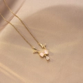 Detail der goldenen Schmetterlingskette mit rosa Katzenaugenstein und Zirkon-Tropfen - Gold Rosa Katzenaugen Schmetterling Stil (X4302)