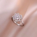 Dettaglio dell'anello regolabile in argento con quadrifoglio e zirconi cubici rosa - Anello Rotante Rosa Colore Acciaio