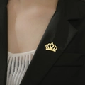 Broche couronne dorée élégante avec détail de cœur sur le revers d'un costume noir - Style Couronne (Or)