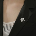 Détail d'une broche flocon de neige argentée épinglée sur une veste de costume noire - Style Flocon de Neige (Couleur Acier)