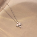 Detailopname van de vlinder hanger met roze edelsteen en kristallen druppelvorm - Zilver Roze Kattenoog Strik Stijl (X4305)