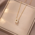 Dettaglio della collana con lettera Q dorata e pavé di zirconi cubici luccicanti - Letter Q (X4212)
